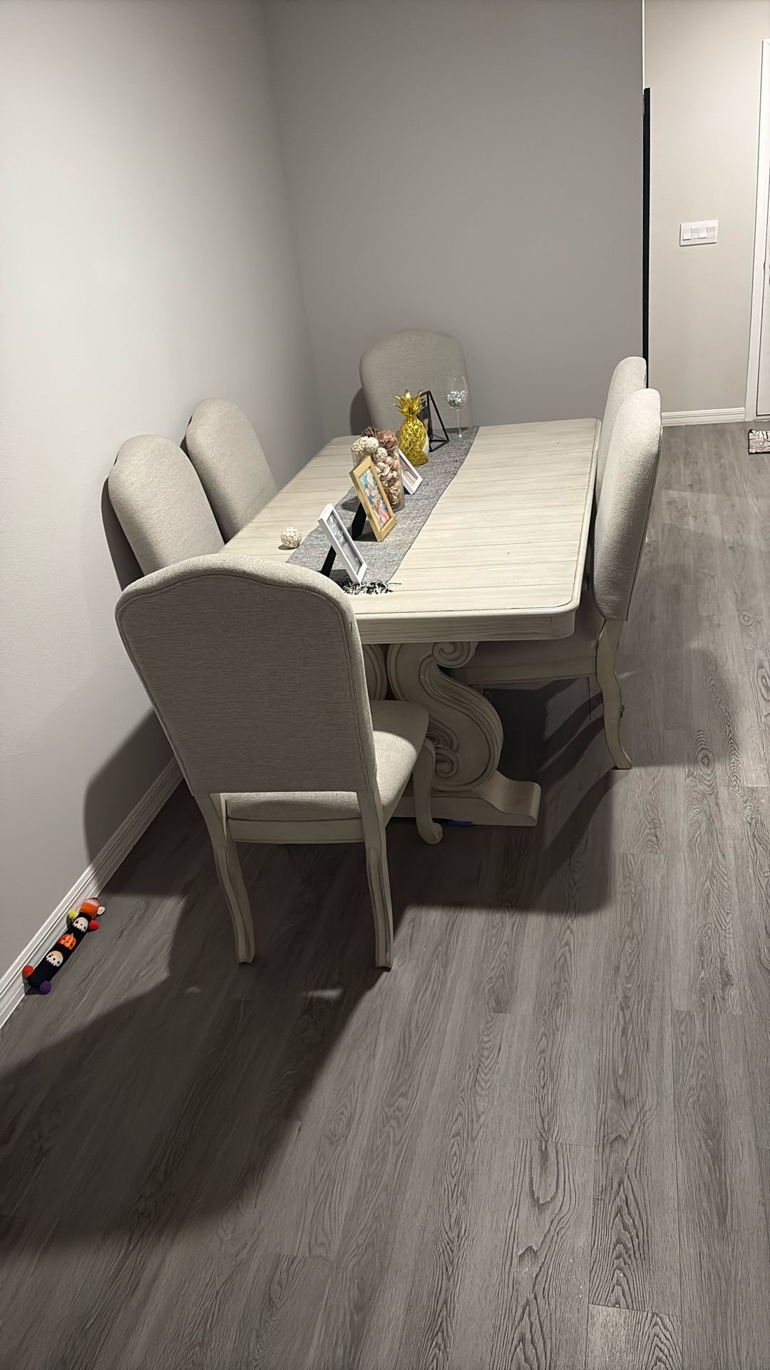 good and rigid wooden table 