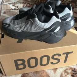YEEZY 700 MNVN 