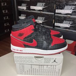 AIR JORDAN 1 MID SS (GS Bred Text) [5,  5.5,  6  &  7 ]