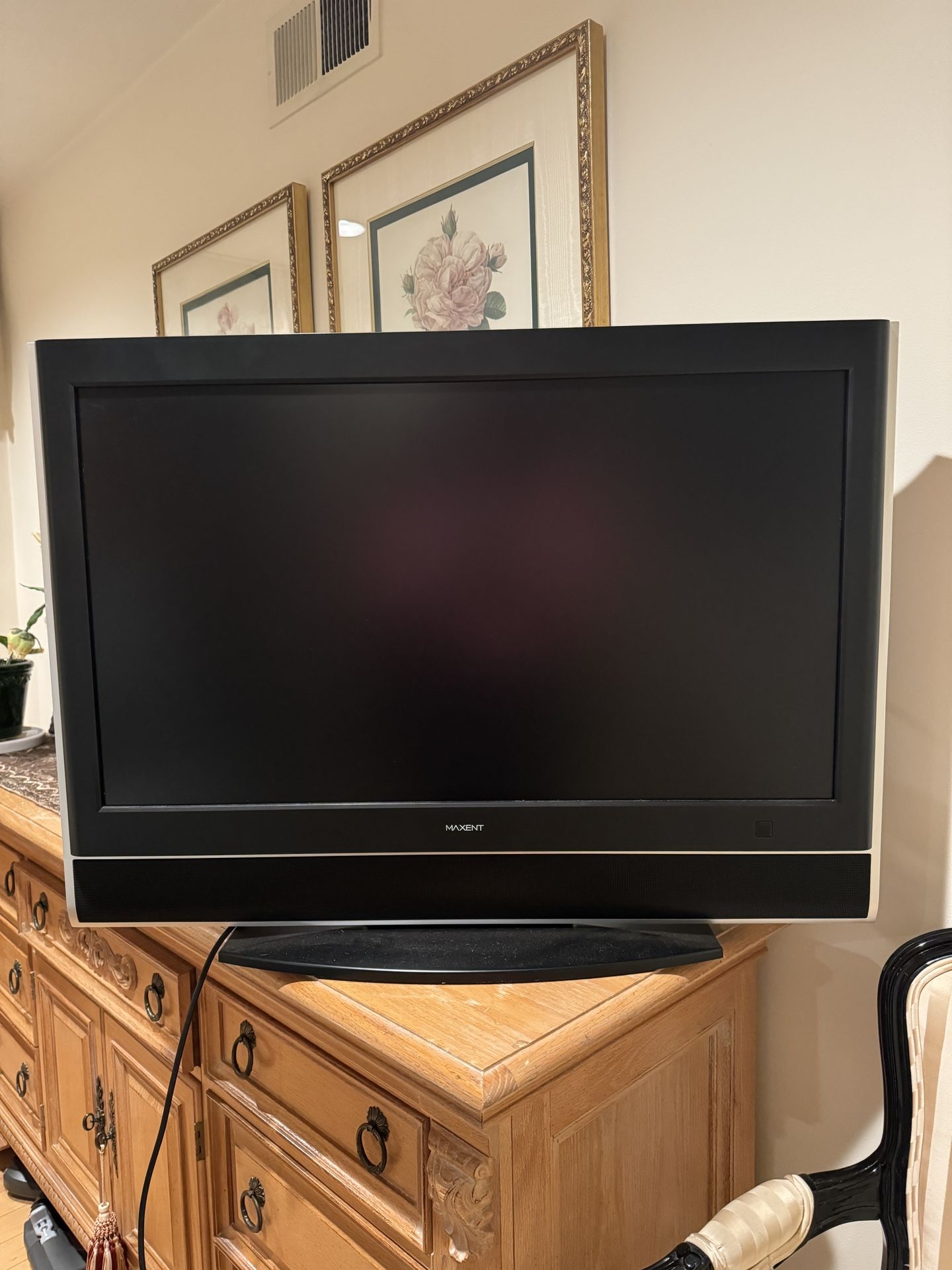 MAXENT 32” x 22” TV