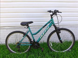 Huffy Rock Creek Women’s 29 " Mountain Bike - in Great  Working condition  Large size 29 inch wheels - 18 Speed