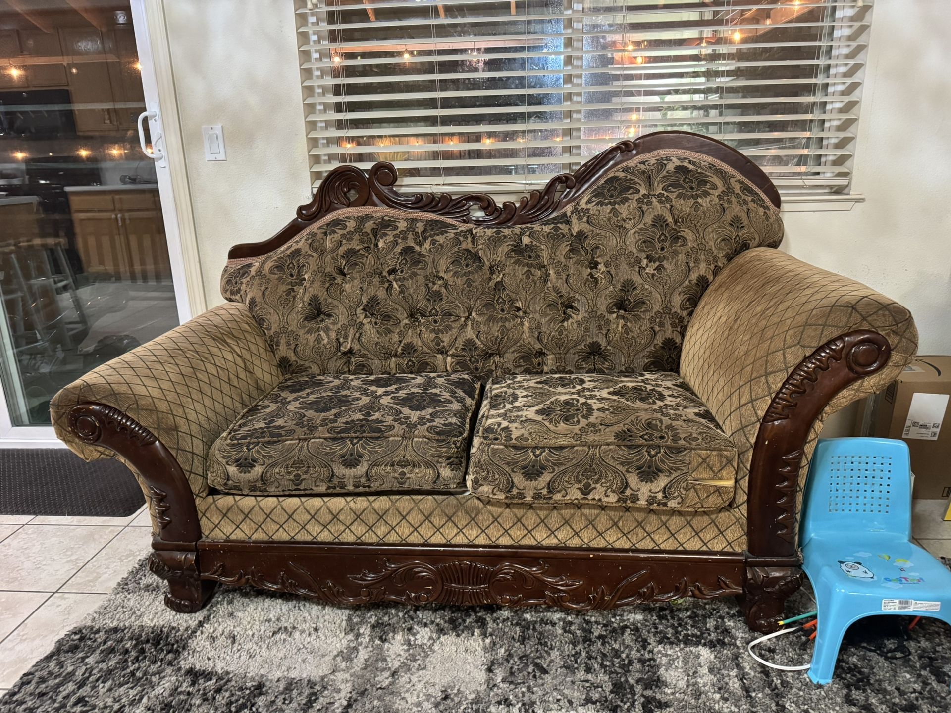 Free Sofa Set