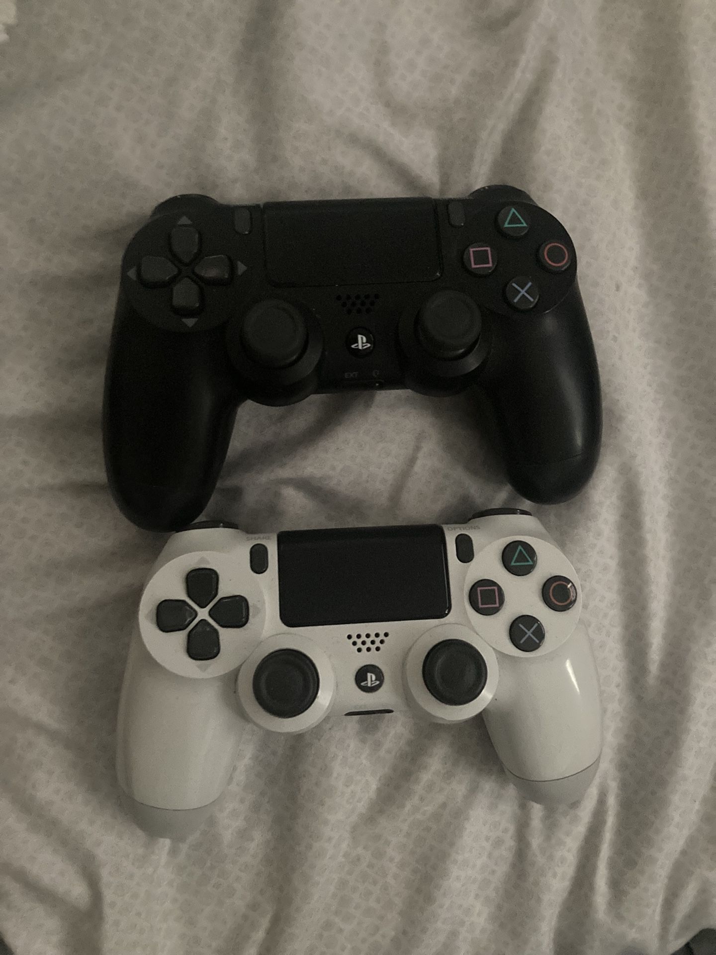 2 Ps4 Controllers