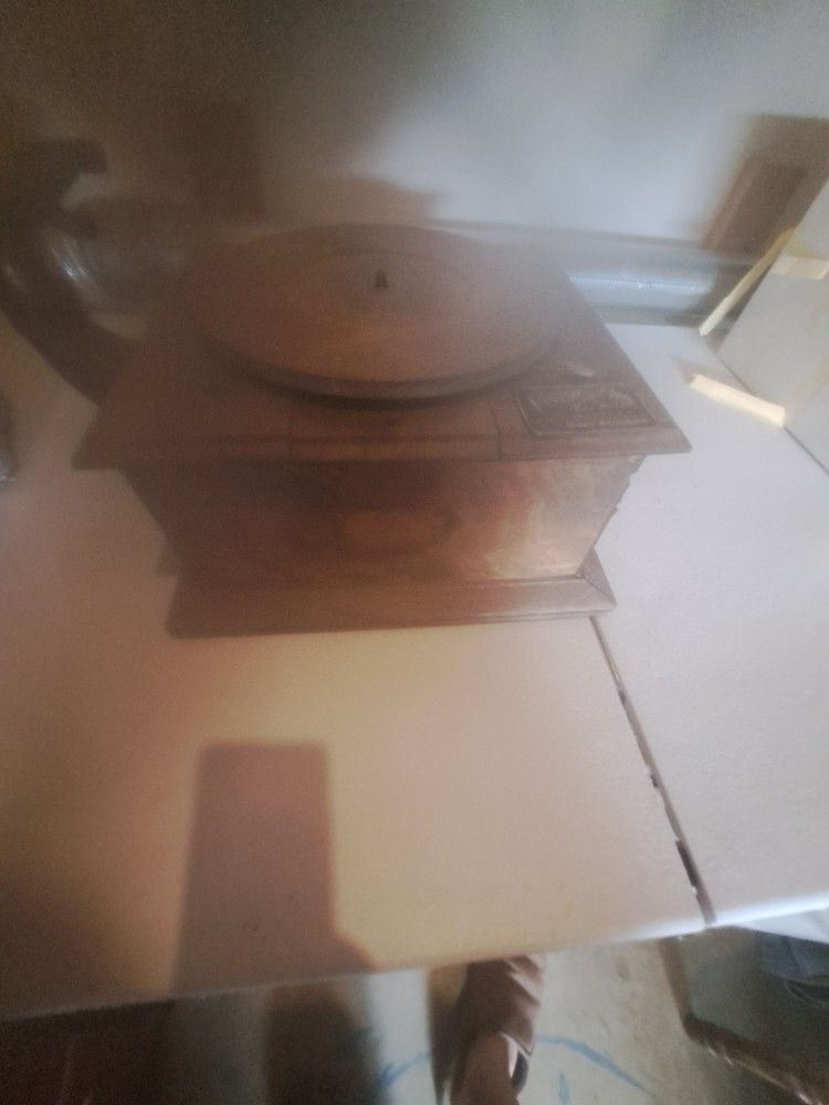 Antique Victor Phonograph 
