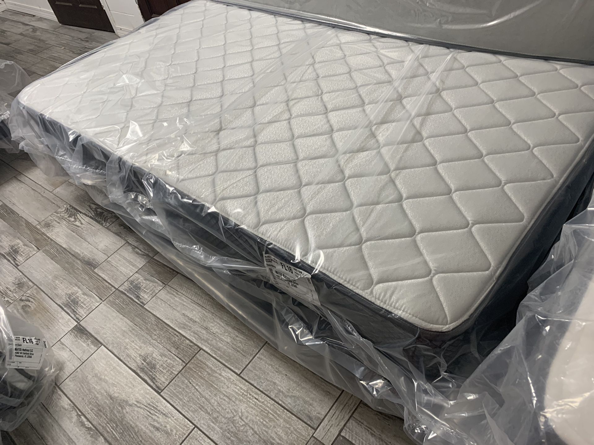 Queen mattress + box spring for 200$ (Brand new)