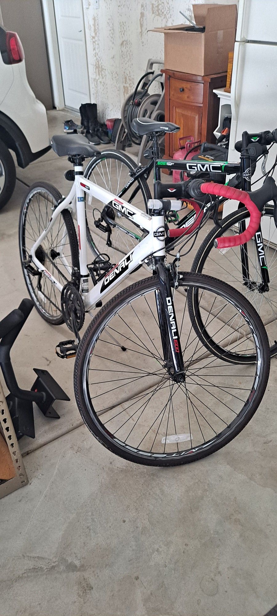22.5" GMC Denali 700cc Men's Bike, White/Red