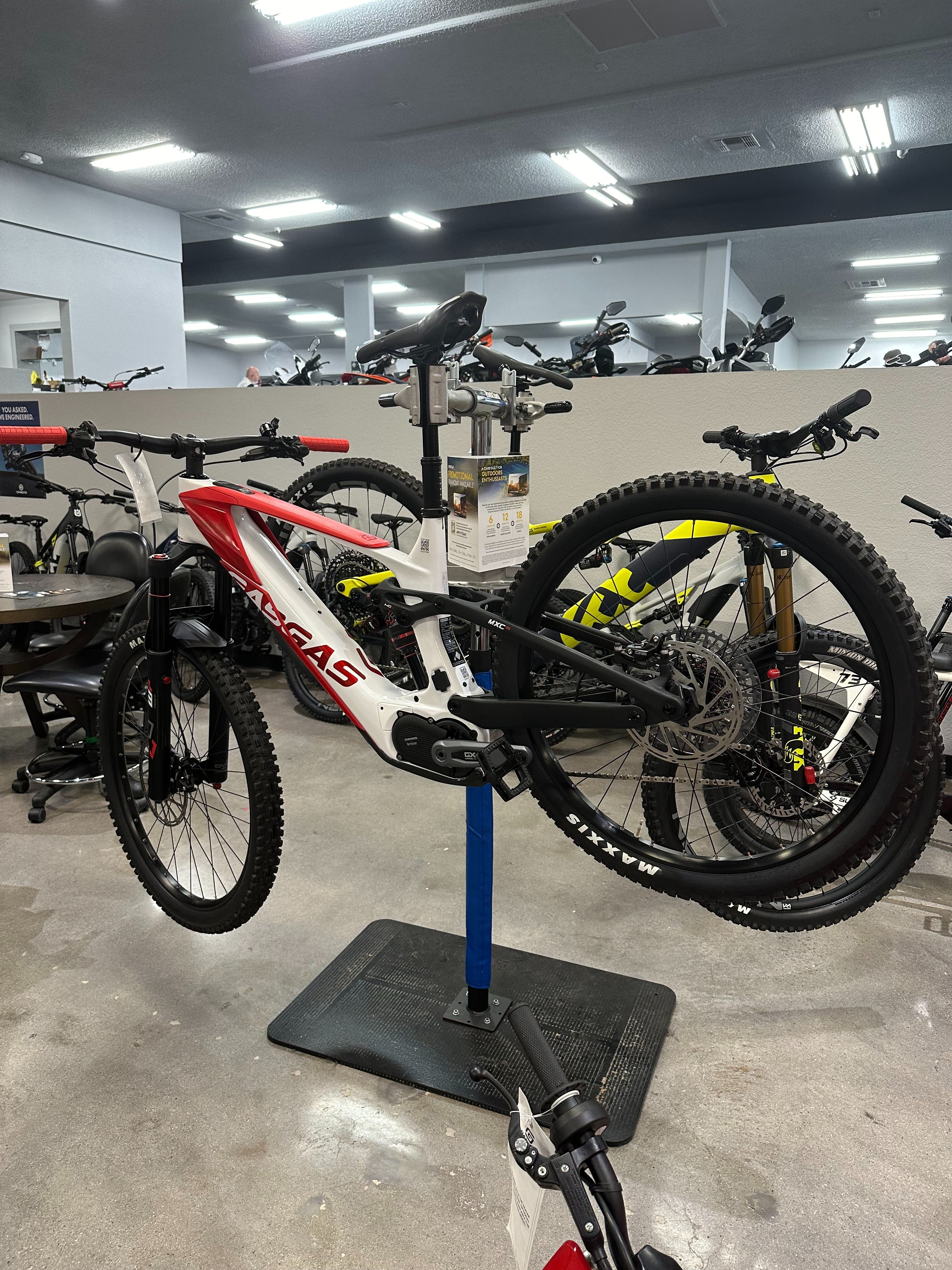 GASGAS MXC5 MEDIUM LARGE M/L E MOUNTAIN BIKE