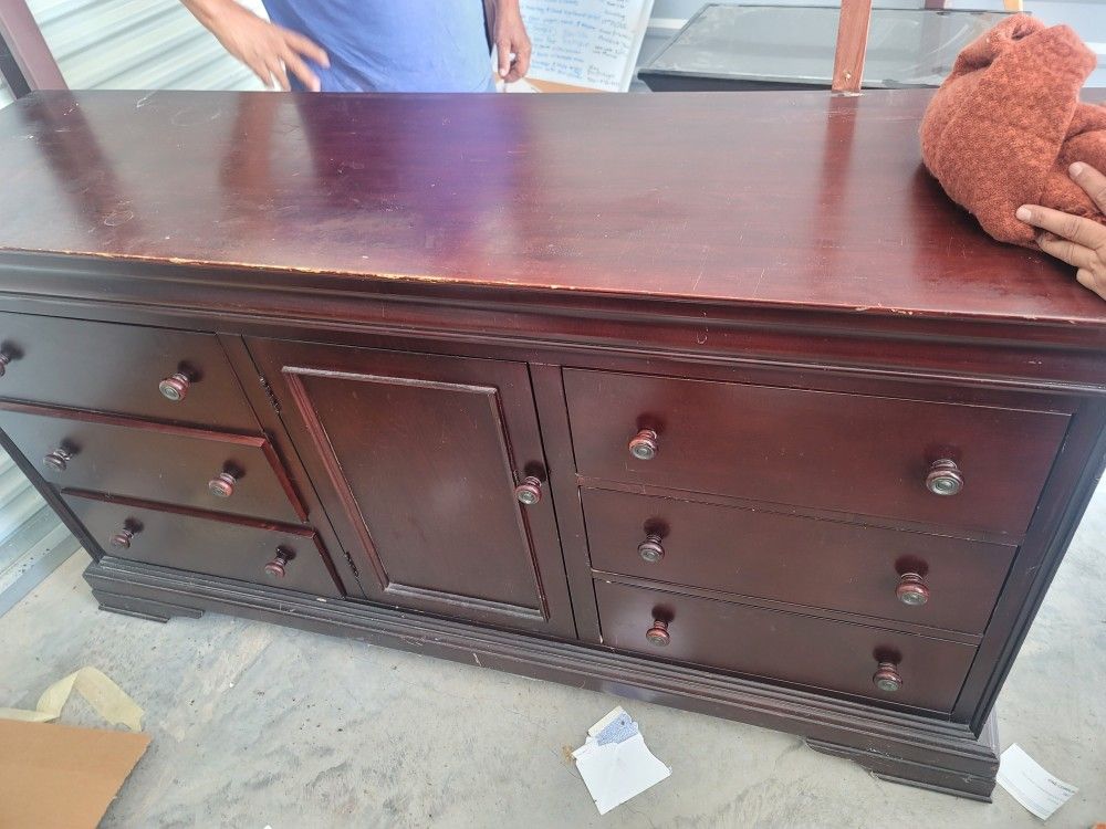 Dresser With Mirror 