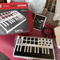 AKAI Professional MPK Mini Compact Keyboard and Pad Controller 