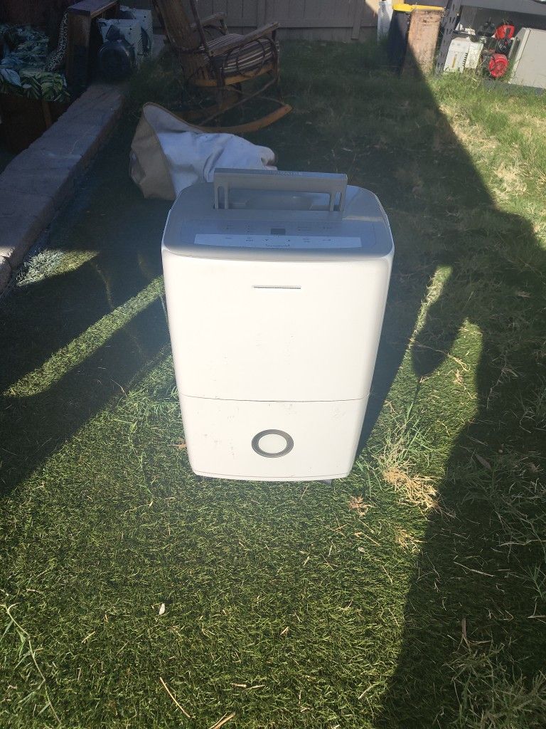 Frigidaire FFAD3033R1 Small Room 30 Pint Capacity Dehumidifier