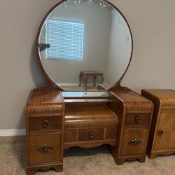 Antique Bedroom Set. Queen Size With Mattress.