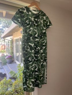 Woman’s Tropical Print Leaf Green  Dress Short Sleeve Crew Neck High Slits sz M