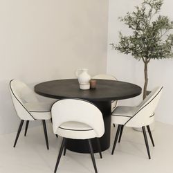 Like New Dining Table (DELIVERY AVAILABLE )