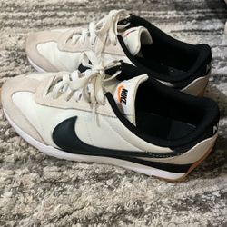 Women’s nike shoes - PENDING PICKUP