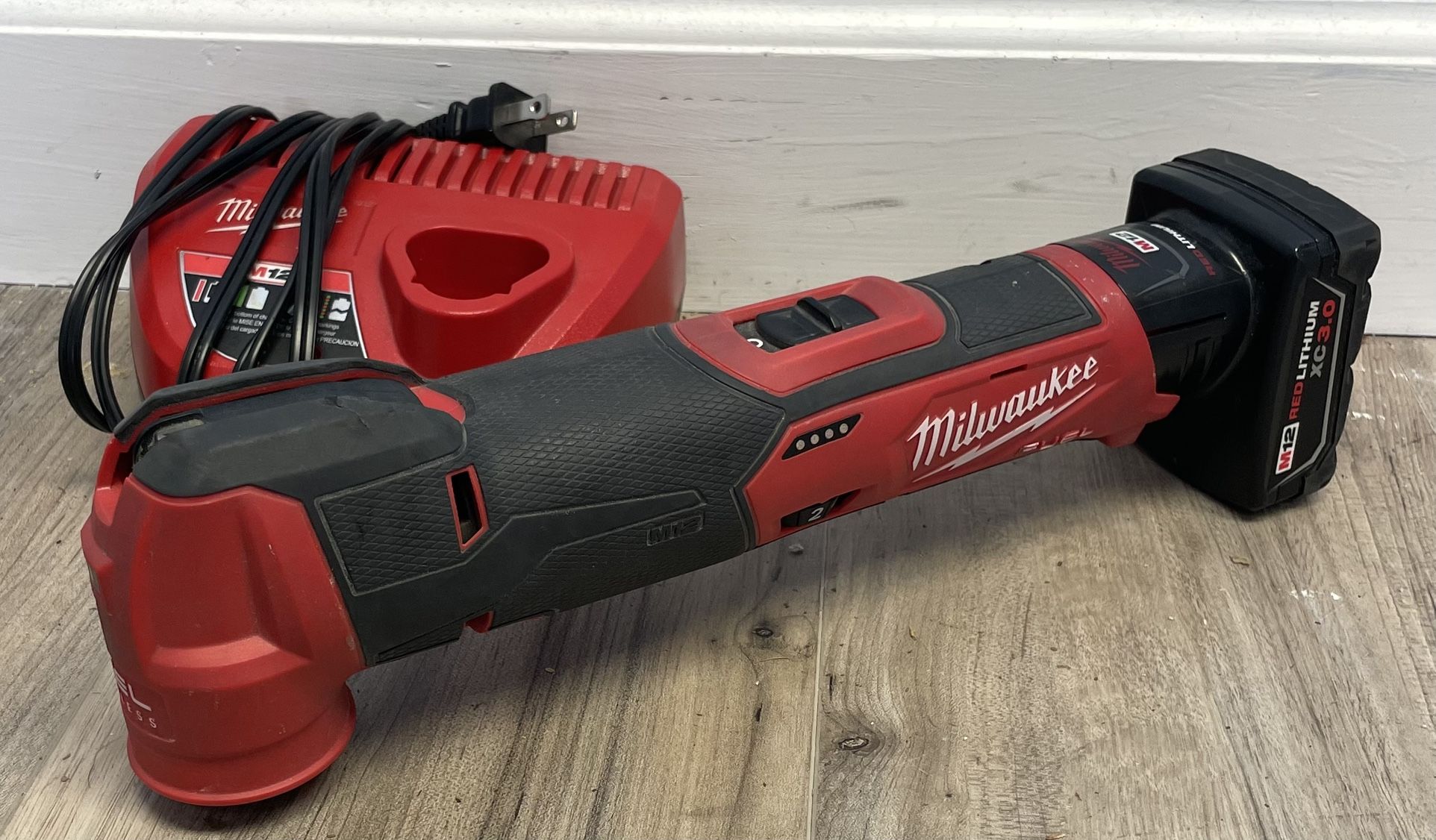 Milwaukee 2526-20 M12 12V FUEL Cordless Oscillating Multi-Tool W/ XC 3.0 Battery & Charger