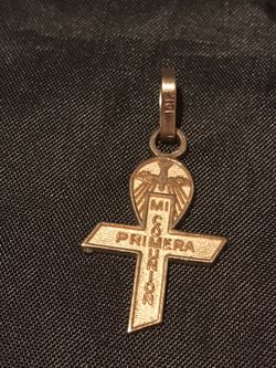 14k solid gold Mi primera comunión pendant. Grams: 1.4