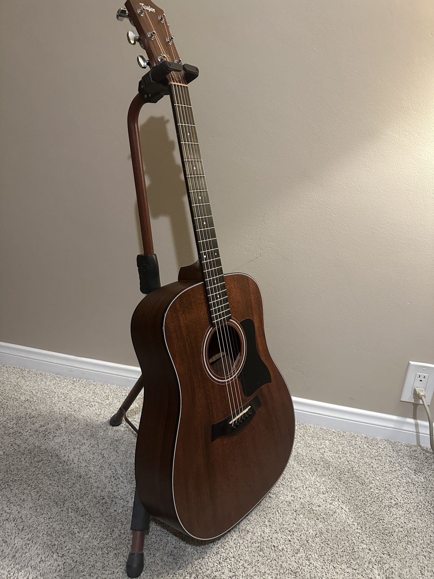 2013 TAYLOR 320 dreadnought acoustic guitar -Excellent condition