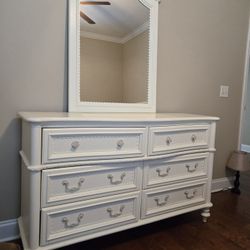 BEAUTIFUL WHITE  COTTAGE STYLE 4 PIECE FULL BEDROOM SET