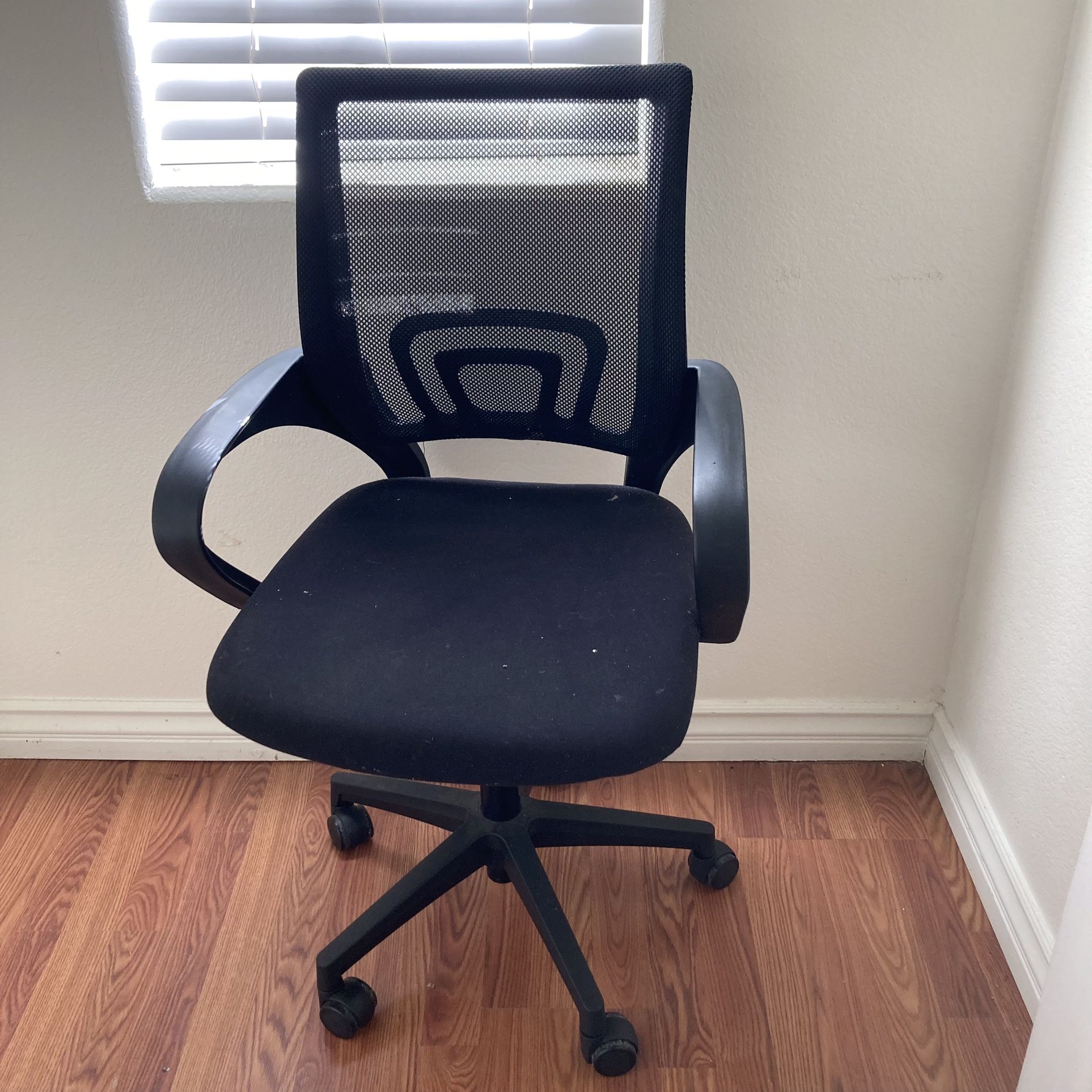 Black Office Chair on Wheels for Sale in Las Vegas, NV OfferUp
