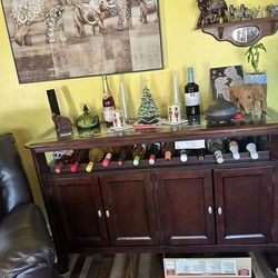 BEAUTIFUL BAR MAHOGANY, WOOD, SOLID, HEAVY GLASS TOP WITH WOOD AROUND THE GLASS UNDERNEATH WILL HOLD SEVERAL BOTTLES THEN YOUR STORAGE SPACE WITH FOUR