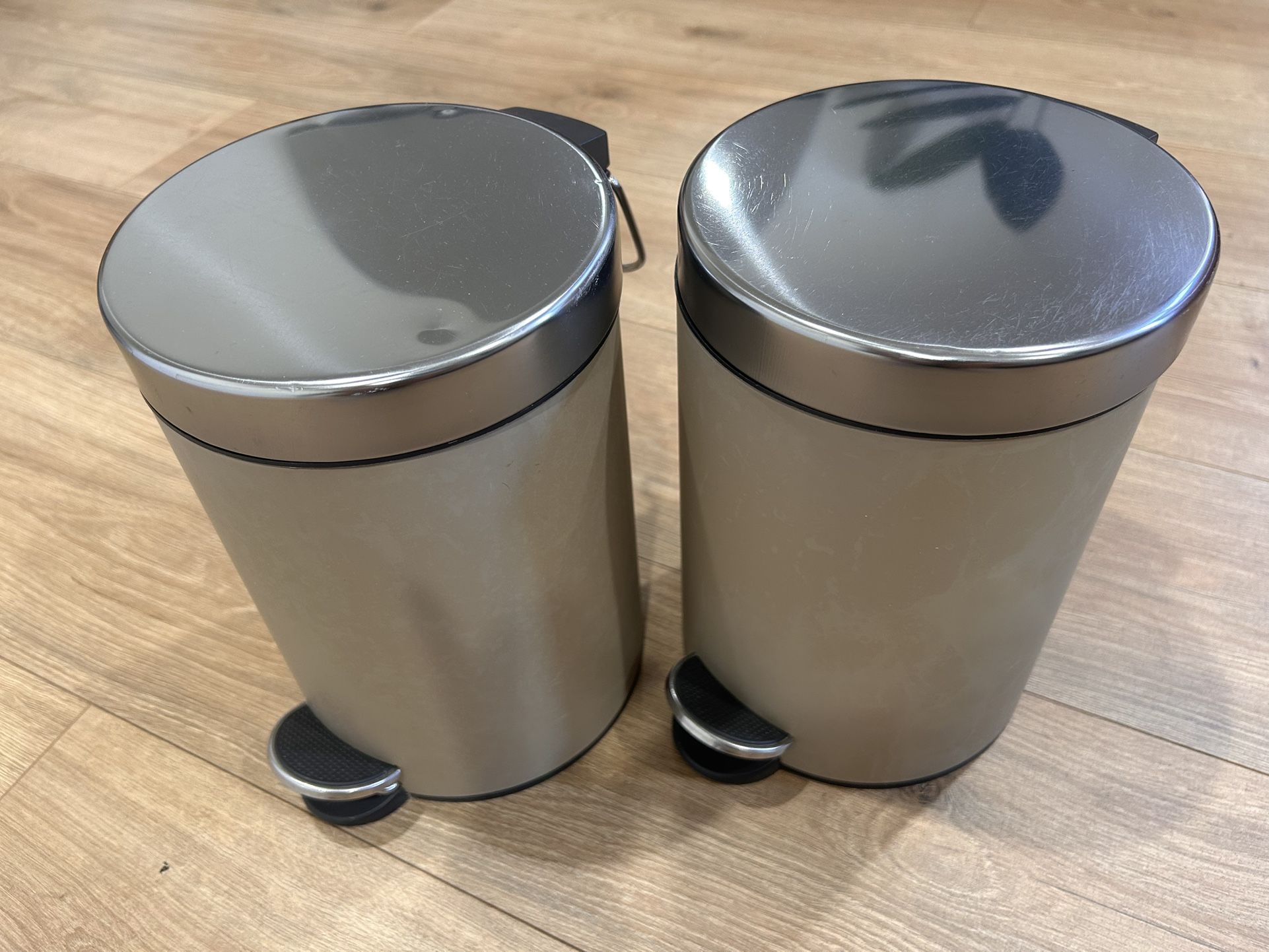 Trash can with slow-drop lid 1 gallon