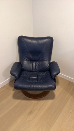 Reclining living room chair