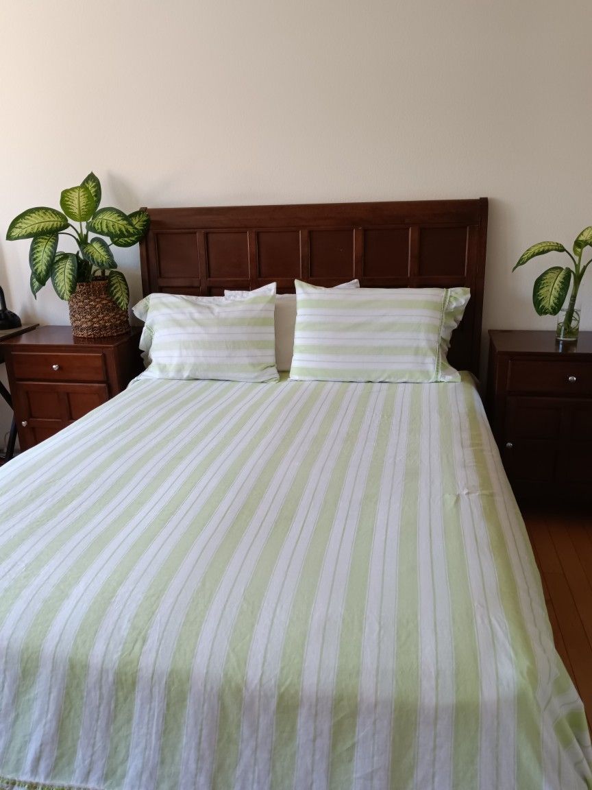 Solid Wood Queen Bedroom Set,Frame Two night Table, Dresser With Mirror