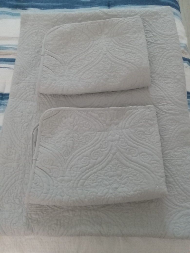 LIGHTWEIGHT QUILTED COMFORTER  QUEEN 