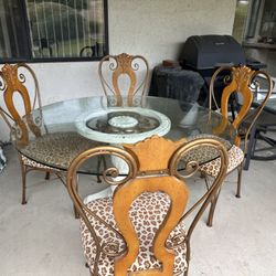 Table / Chairs 