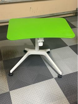 Extendable desk