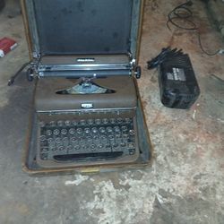 Vintage 1946 Royal Quiet Deluxe Typewriter