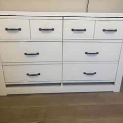 White 6-Drawer Dresser – Good Condition 