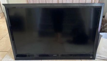 42” Visio TV with wall mount and remote