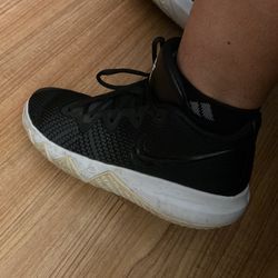 Black Nike 6y 