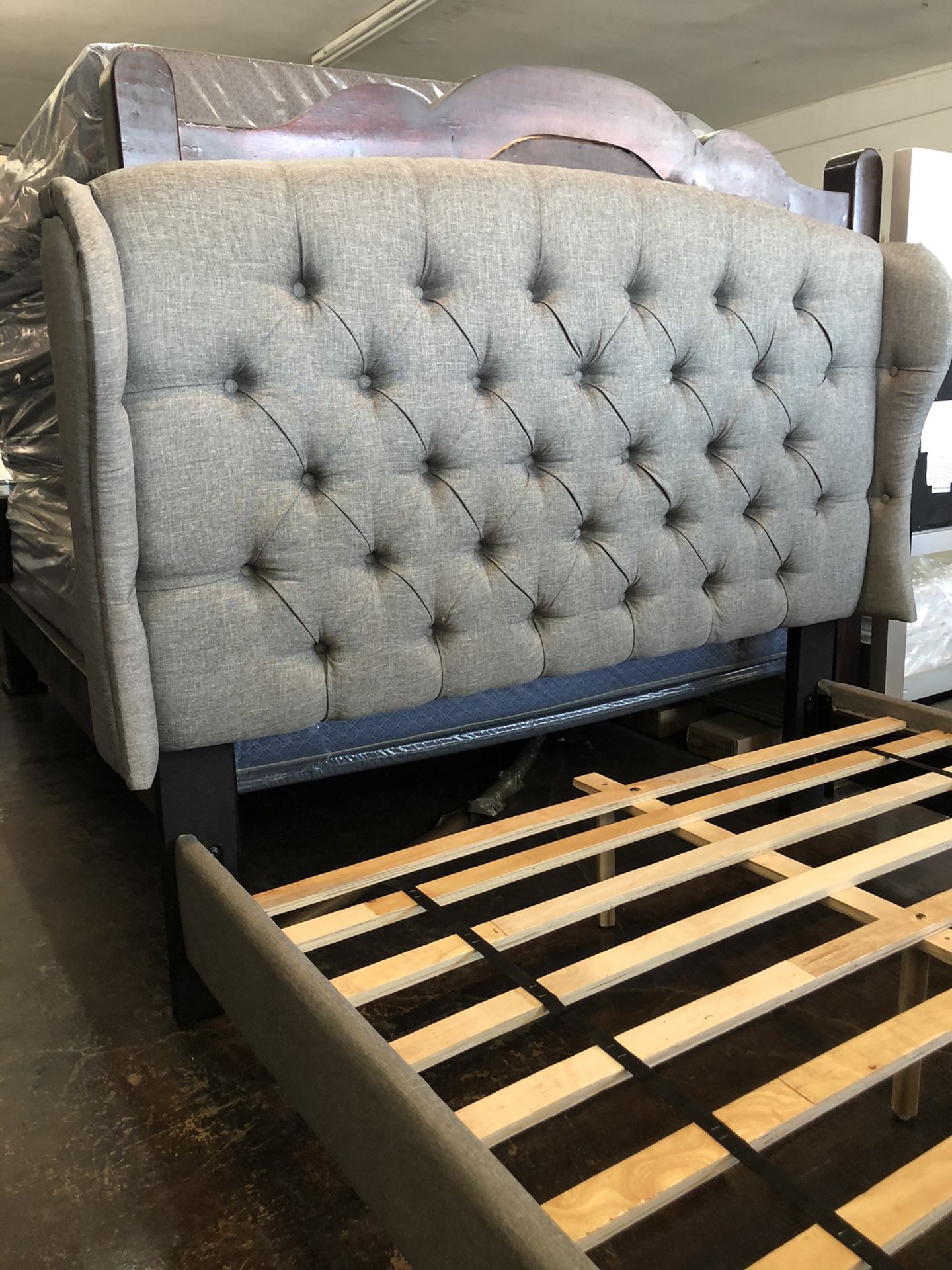 LOCATED IN LOS ANGELES CA BRAND NEW QUEEN BED FOR ONLY $300 MATTRESS INCLUDED 💥 $20 DELIVERY 💥NO SET UP💥 • We do not assemble • Brand new in box