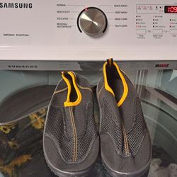 Women's Water Shoes Size 6 Black W/ Yellow ❤️