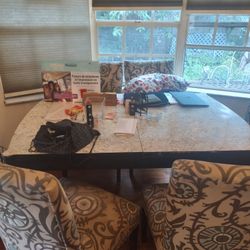 Kitchen Table And 6 Chairs 