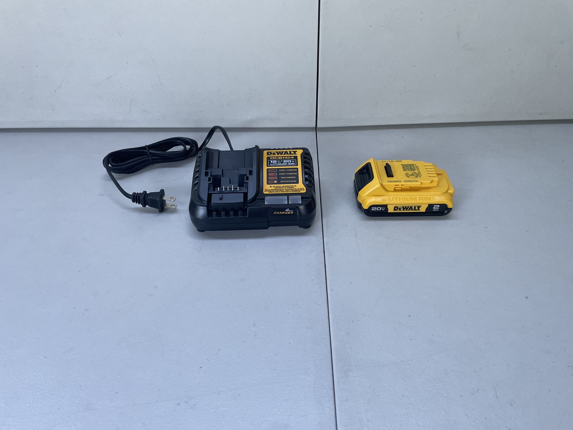 Dewalt Battery 2.0 AH And Charger 4 Amps