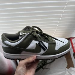 W NIKE DUNK LOW WHITE/MEDIUM OLIVE-WHITE BLANC/BLANC/OLIVE MOYEN