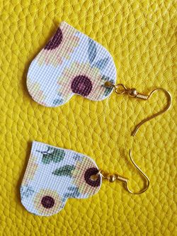 Mini heart sunflower earrings 💛