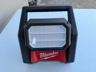 Milwaukee 4000 lumens Rover LED