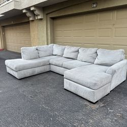 Broyhill Sofa ( Delivery Available ) 