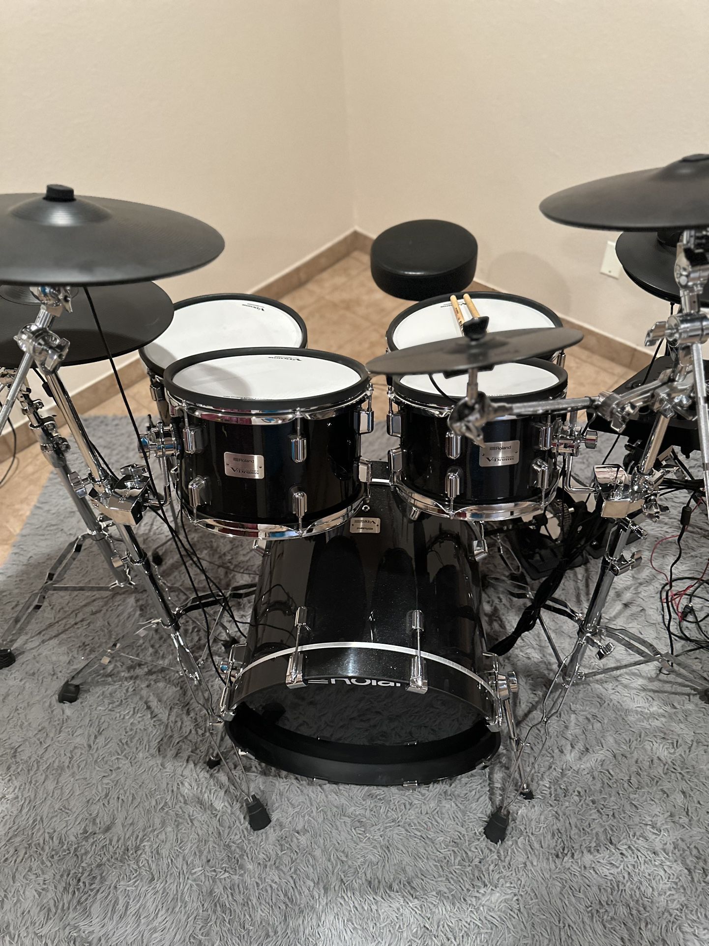 Roland  VAD 506 Complete Drum Set-Ready To Play 