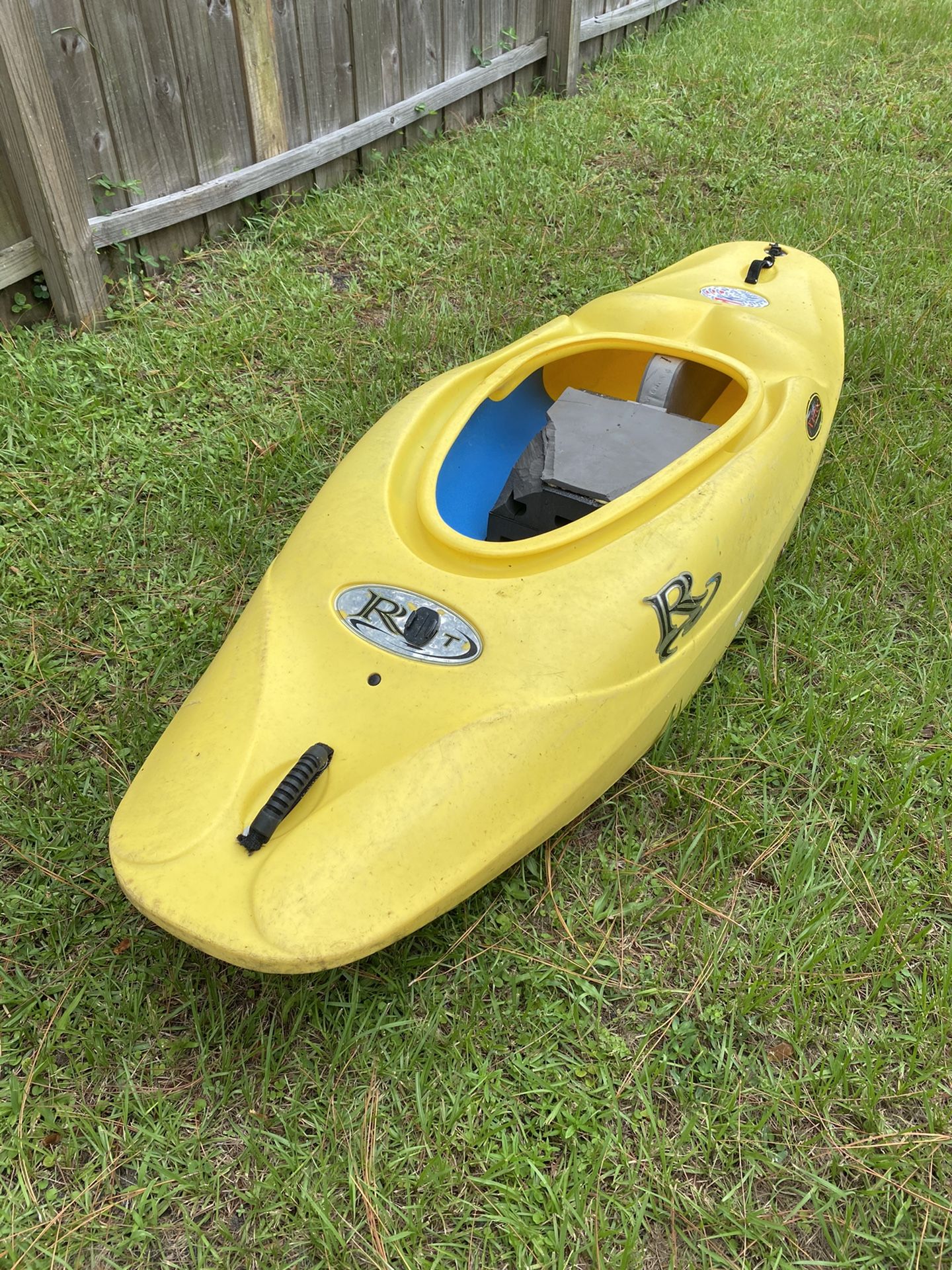 Whitewater. Waves surfing canoe/kayak