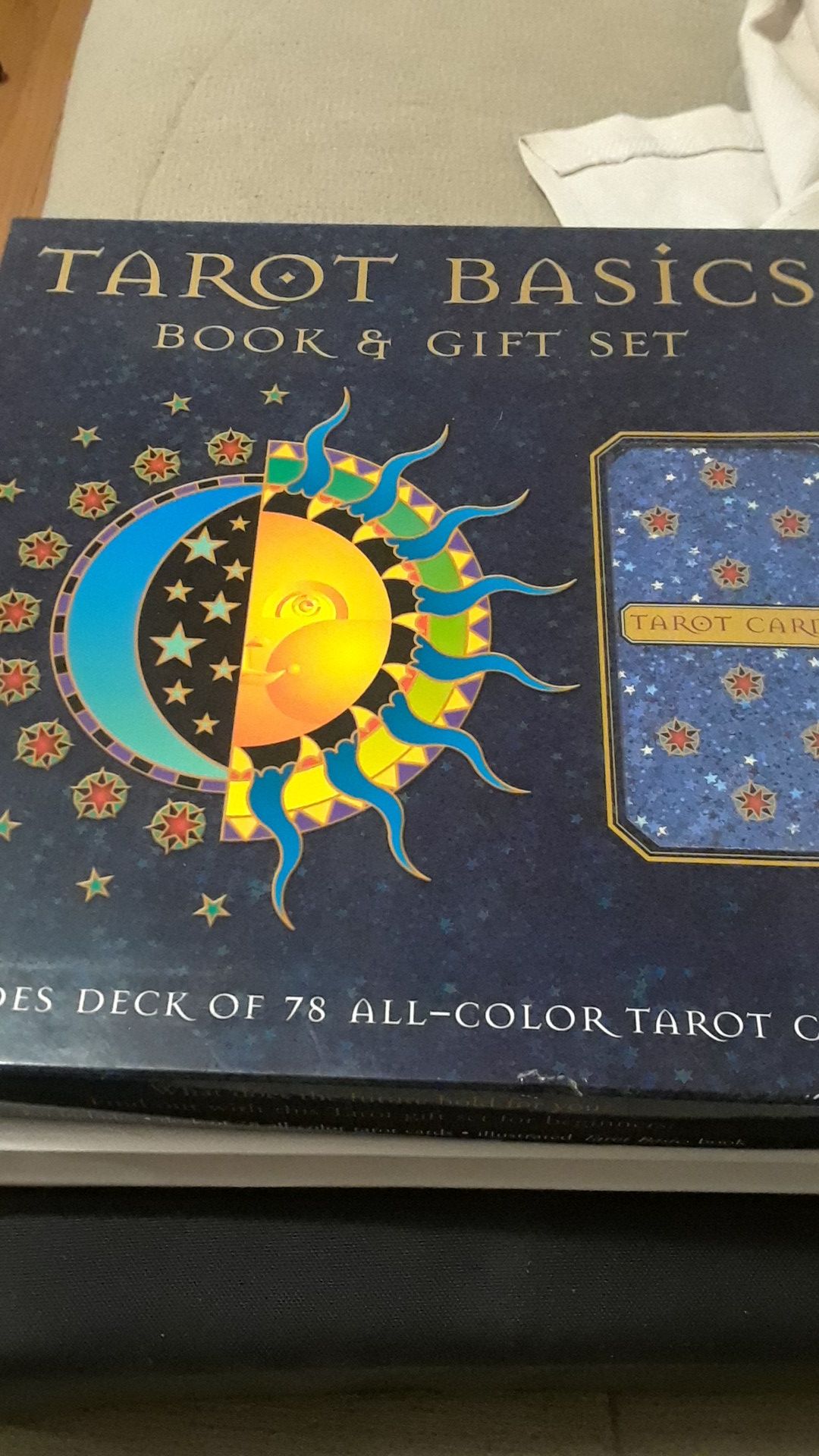 Tarot basics book & gift set.