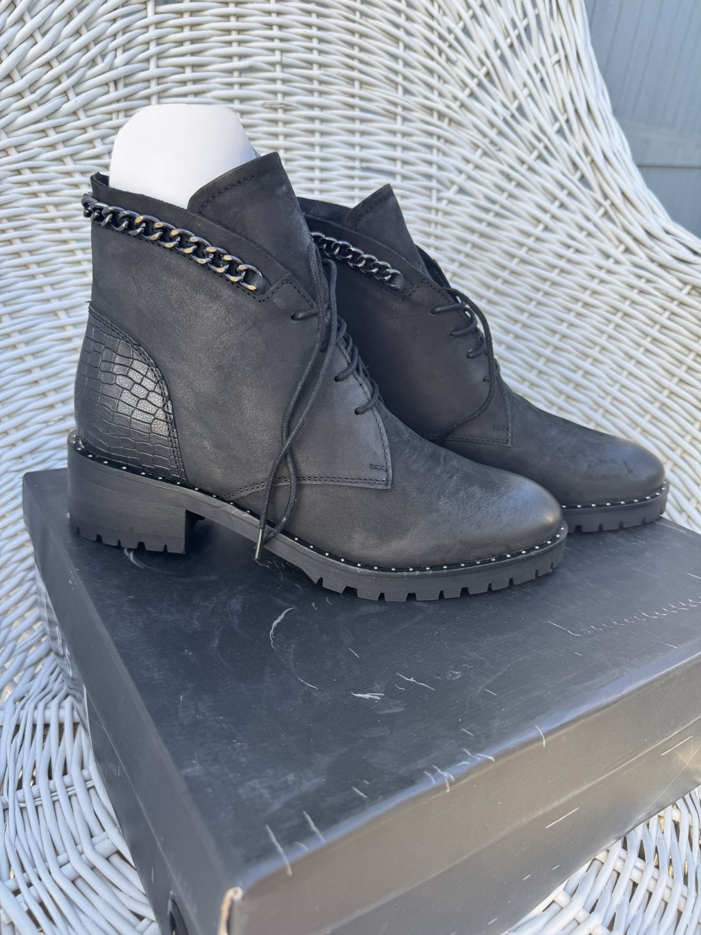 Black Boots/Vintage Revival