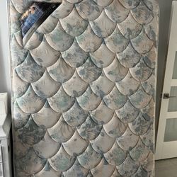 Serta Queen Size Mattress Premium Like New 