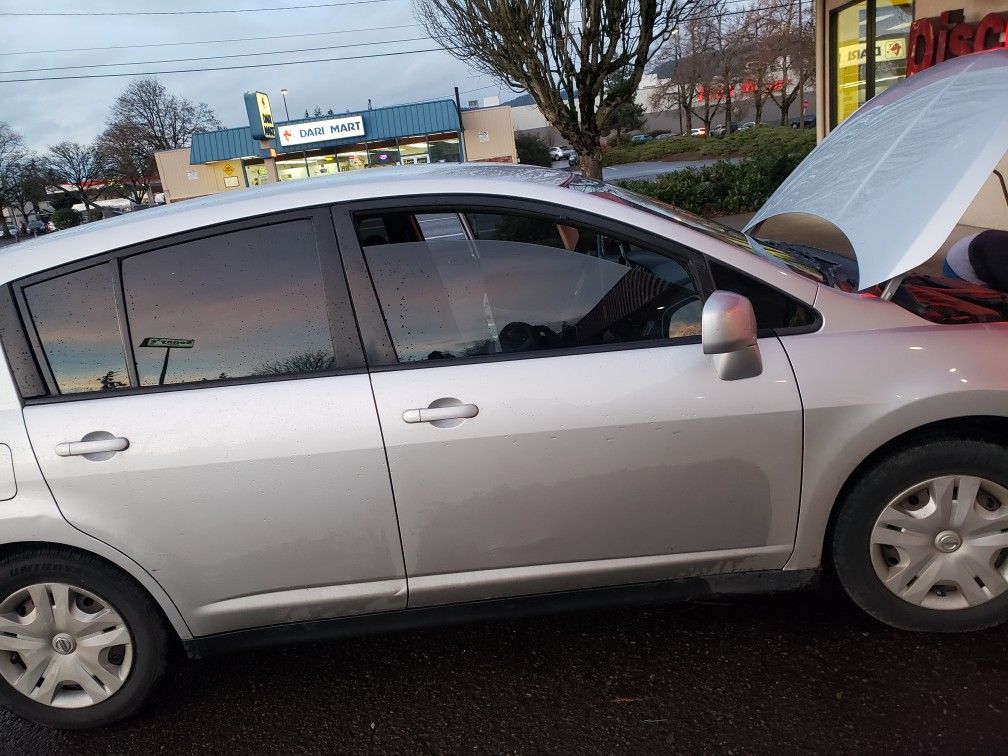Nissian Versa , 2011 . 4 Door