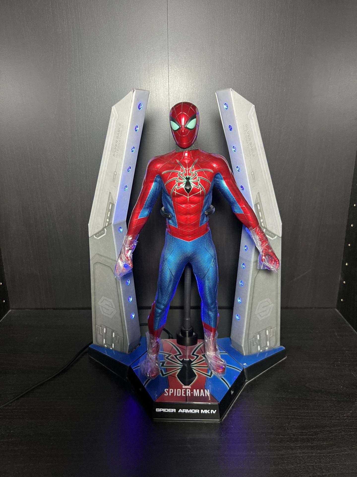 Hot Toys SpiderMan Spider Armor MK IV Suit Sixth Scale Figure