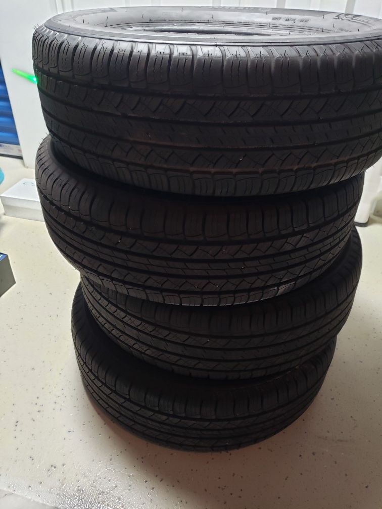 Complete set of 4 Michelin Latitude Tour Tires P225/65 R17